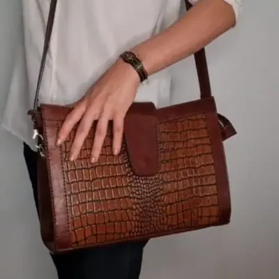 Woman bag by Caspia Leather.