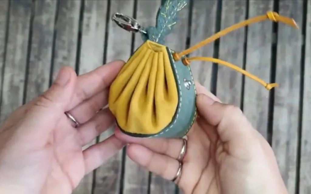 Монетница с затяжкой — выкройка от Eleana Workshop | Бесплатные выкройки и лекала Монетница с затяжкой — выкройка от Eleana Workshop